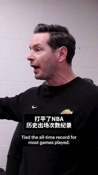 近日湖人赛后更衣室，为两位达成里程碑的球员欢呼致意🎉！ ..