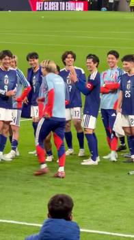 日本队在温布利球场1-0击败英格兰队！赛后球员们疯狂庆祝